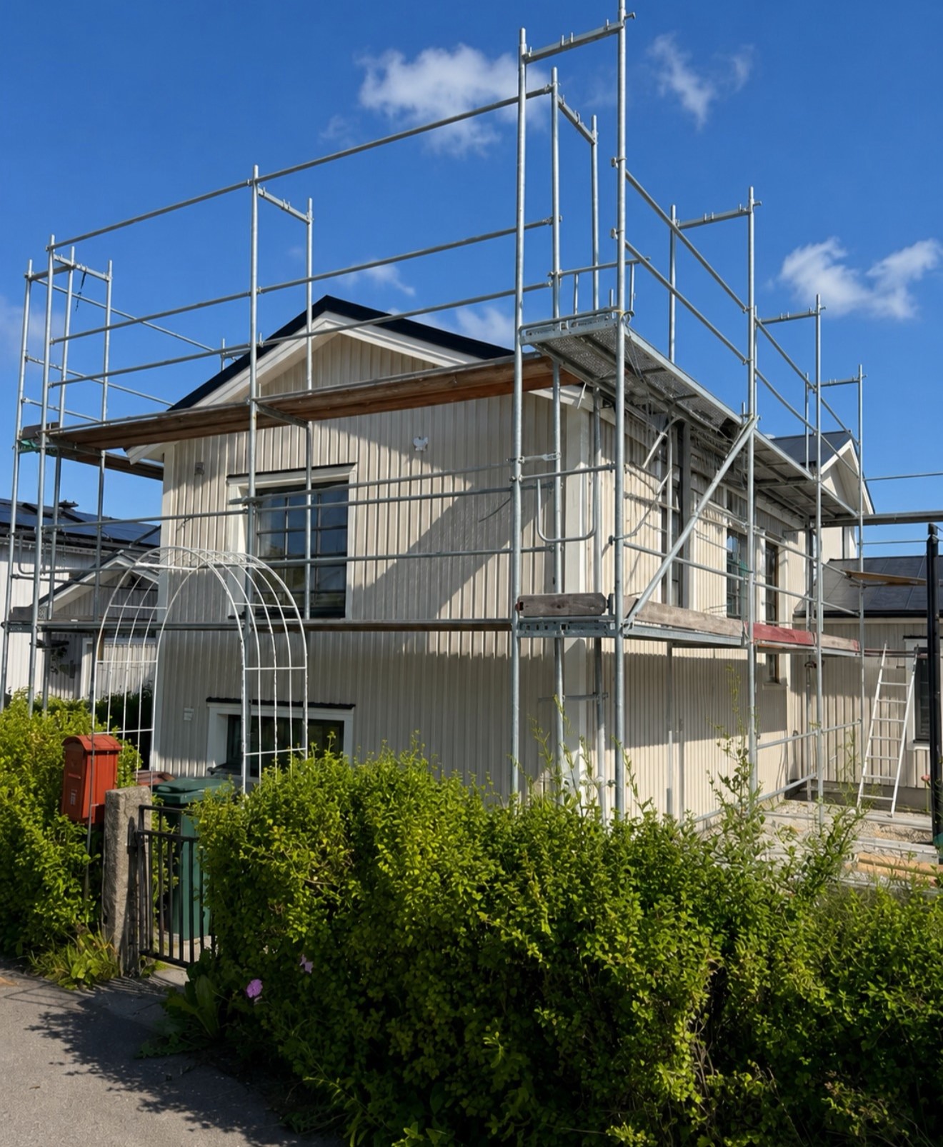 Hus med byggställning under uppförande